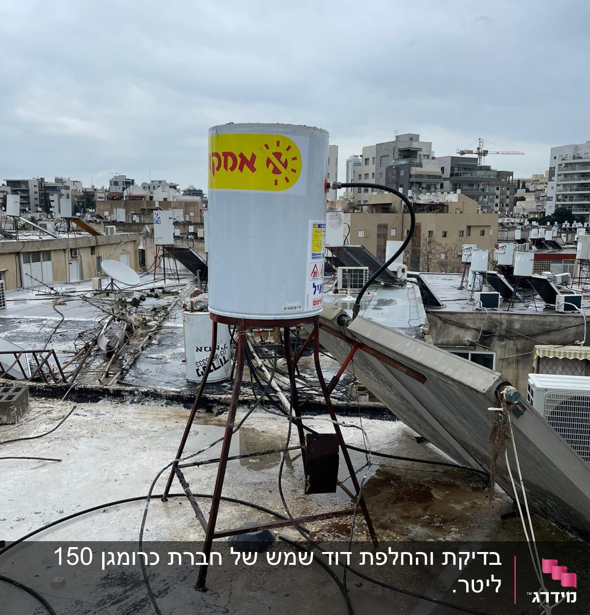 דוד שמש על גג עם קולטים וחיבורים